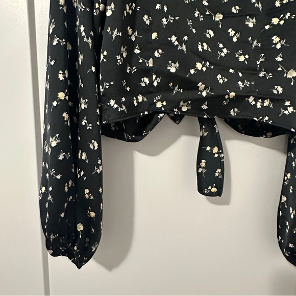 Abercrombie & Fitch Black White Floral Tie Crop Top Size Small - Picture 10 of 15